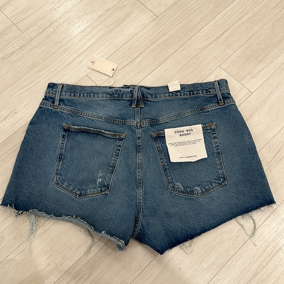 Good American good 90’s Jean shorts - Picture 4 of 4